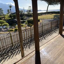 御殿内から桜島の風景も庭も一望。