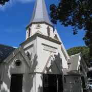 木造白塗りのこぢんまりと可愛い教会