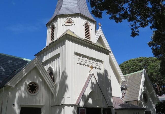 木造白塗りのこぢんまりと可愛い教会