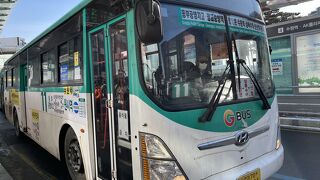 ツートンカラーのバス（江南方面から水原華城への行き方）