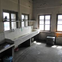 ３階の旧給湯・洗面室も凄いです！