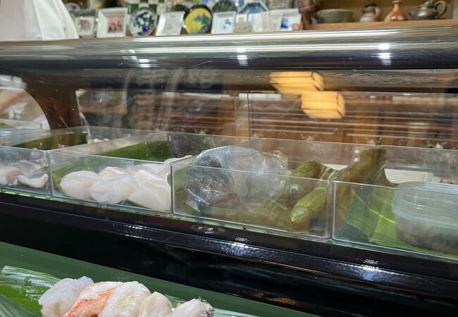 全て北海道産のネタを、観光地ど真ん中なのに良心的な価格で食べられる、キャラの濃い大将のお鮨