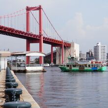 近くには若戸渡船乗り場が観えます