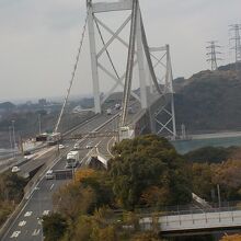 すぐ目の下には関門橋を渡る車が走っています。