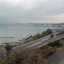 関門海峡の向こうには下関の市街地が見えます。