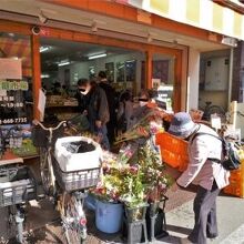 生花は店頭で販売してます