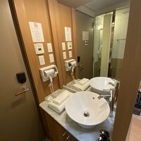 ドライヤーは固定式です。