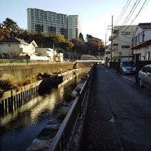 　藤沢駅近くでは住宅街の間を流れる用水路といった感じ