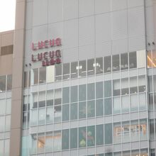 華やかなショップが集結しています。