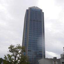 まわりは公園のため高い建物がない。