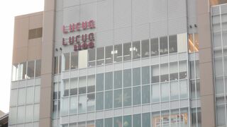 ファッション性に富んだショッピングビル