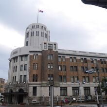 建物のてっぺんには旗が。