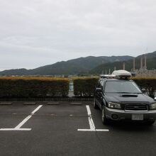 堰左岸側に駐車場有り