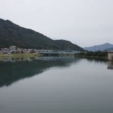 鳴鹿大堰によって形成されたダム湖は特に名前はありません