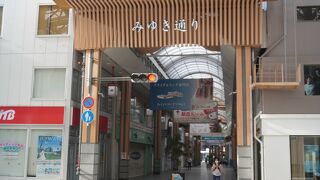 大手前通りの東側に並行して走るアーケードの商店街