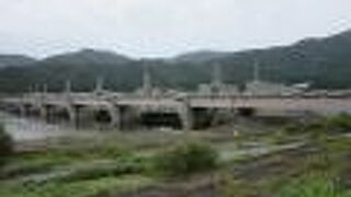 豊かな水源が広がる九頭竜川にある大堰、デザインも凝っています