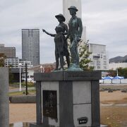 移民が旅立っていった神戸港。