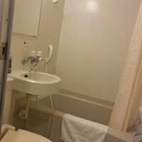 一体型のバス、洗面、トイレ。きれいに掃除されていました。