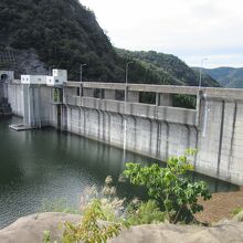 竣工当時としては珍しい自然越流式の非常用洪水吐