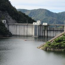 龍ヶ鼻湖越しに臨んだ龍ヶ鼻ダム