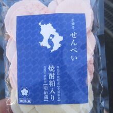 購入した焼酎粕せんべいの様子（380円）