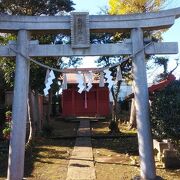 赤い小さな拝殿が特徴的な神社