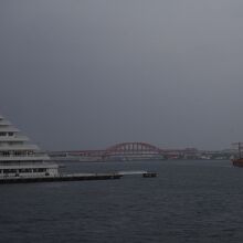 写真はモザイクからの眺め。中央部分が橋。