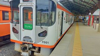 宍道湖畔を走るローカル電車