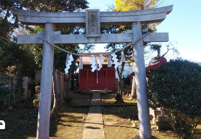 赤い小さな拝殿が特徴的な神社