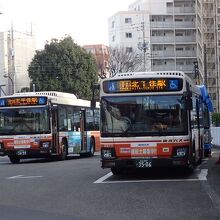 車体はオレンジと白