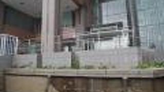 かなり幅の広いビル。