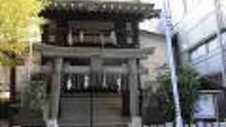 お社は稲荷神社にしてはどっしりした感じ