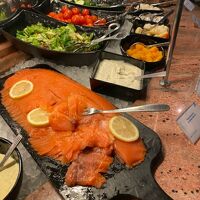 朝食には、スモークサーモンやチーズも