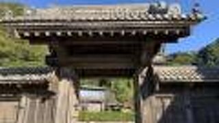 島津家の家紋が見える端正な門です。