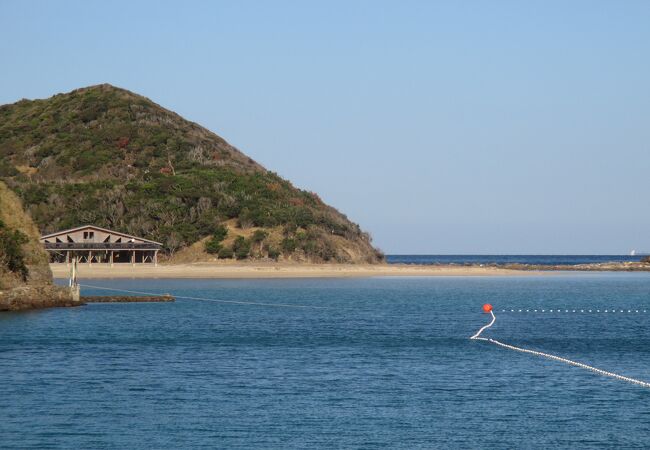 巾着型の湾の奥にありました。