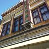 石岡駅近く、看板建築デザインが目を惹く履物屋さんです