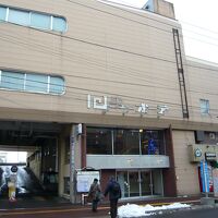 昭和のレトロな外観は駅前ホテル