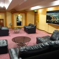 ２階の広いロビーも昭和のまま