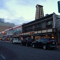 酢目の前が函館朝市です