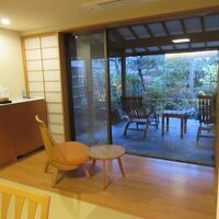 居間リビングから見たテラスと露天風呂それに専用庭