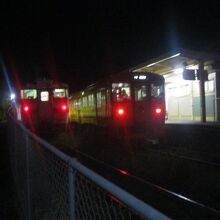 朝便の山川駅にて枕崎行きに乗り換え。冬はまだ真っ暗です。