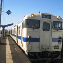 途中、西頴娃駅で列車交換がありました