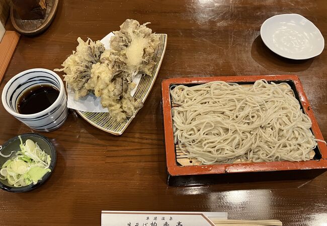 行列のできる蕎麦屋