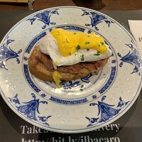 朝食のエッグベネディクト