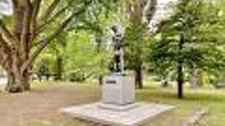 赤れんが庁舎の前庭に