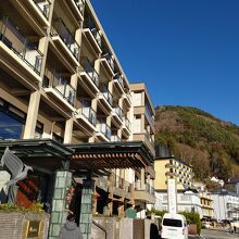 河口湖畔に建つホテル全景