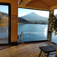 最上階九階の大浴場からの富士山と河口湖
