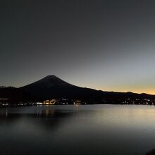 部屋から望む夕日に沈む富士山と河口湖