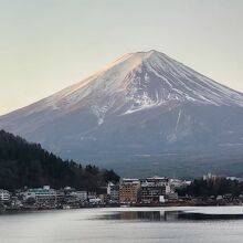 朝日に照らされる富士山