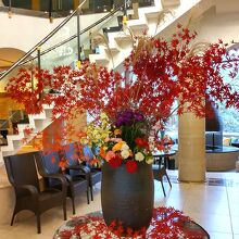 ホテルロビーには紅葉の飾花がきれいでした